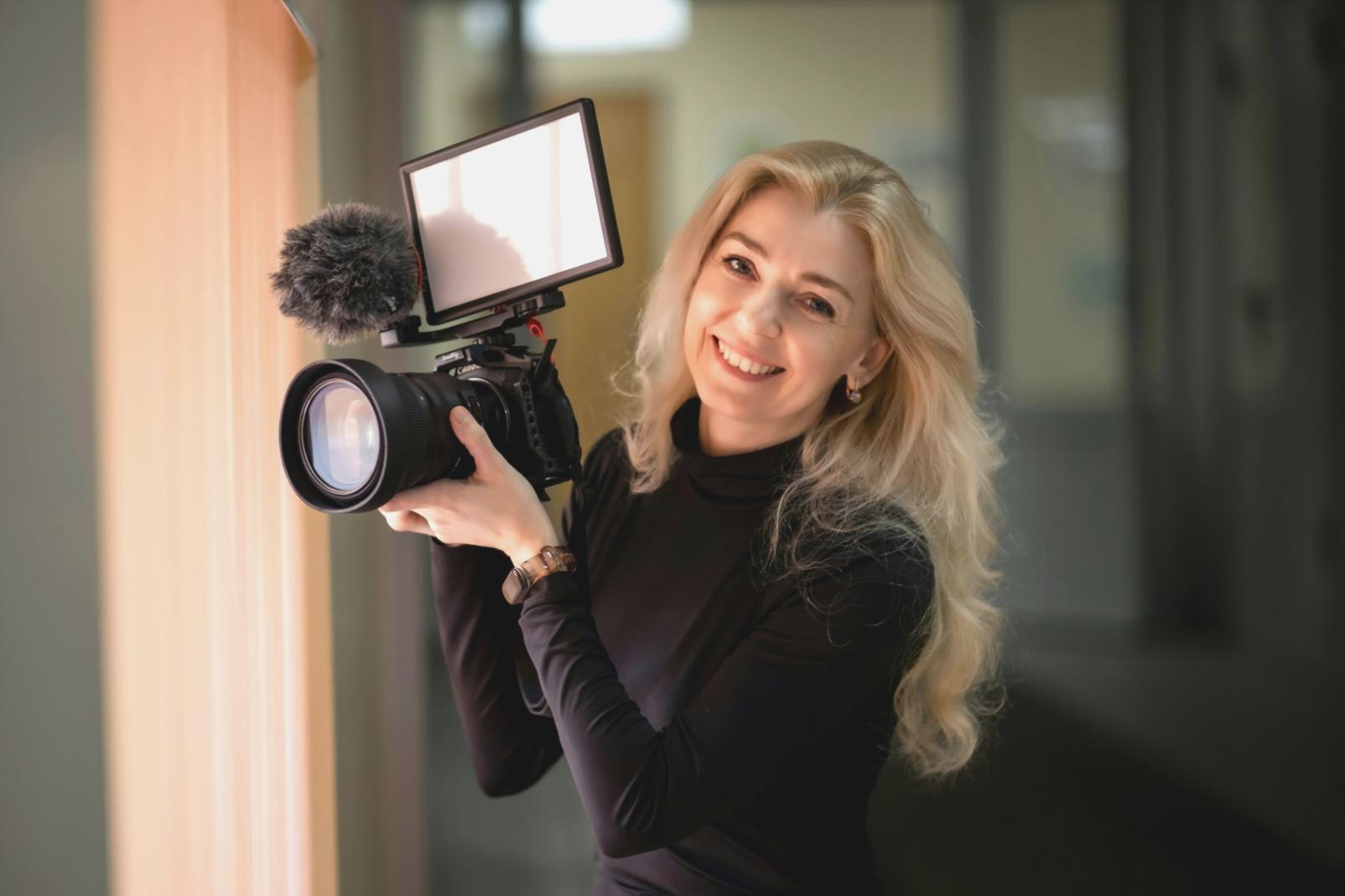 Professioneller Filmschnitt-Arbeitsplatz mit mehreren Monitoren